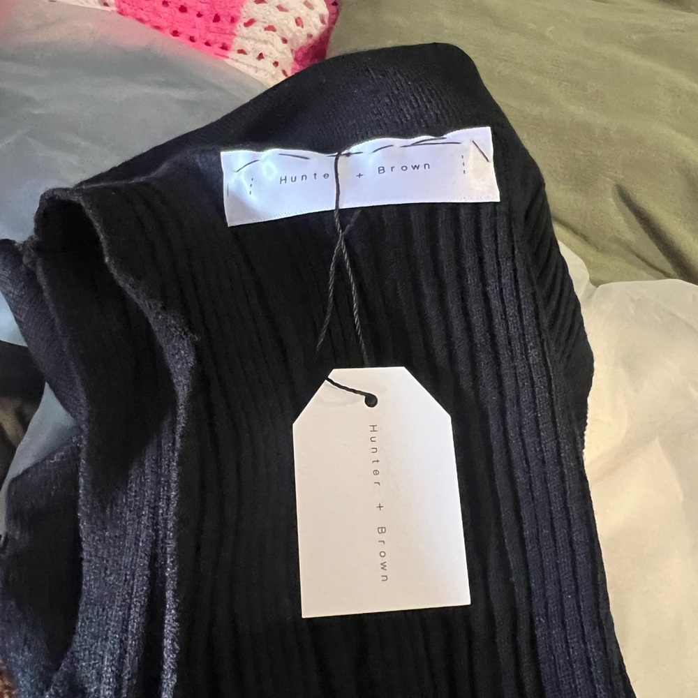 Sleek Ribbed Collared Tank NWT - Picture 4 of 5